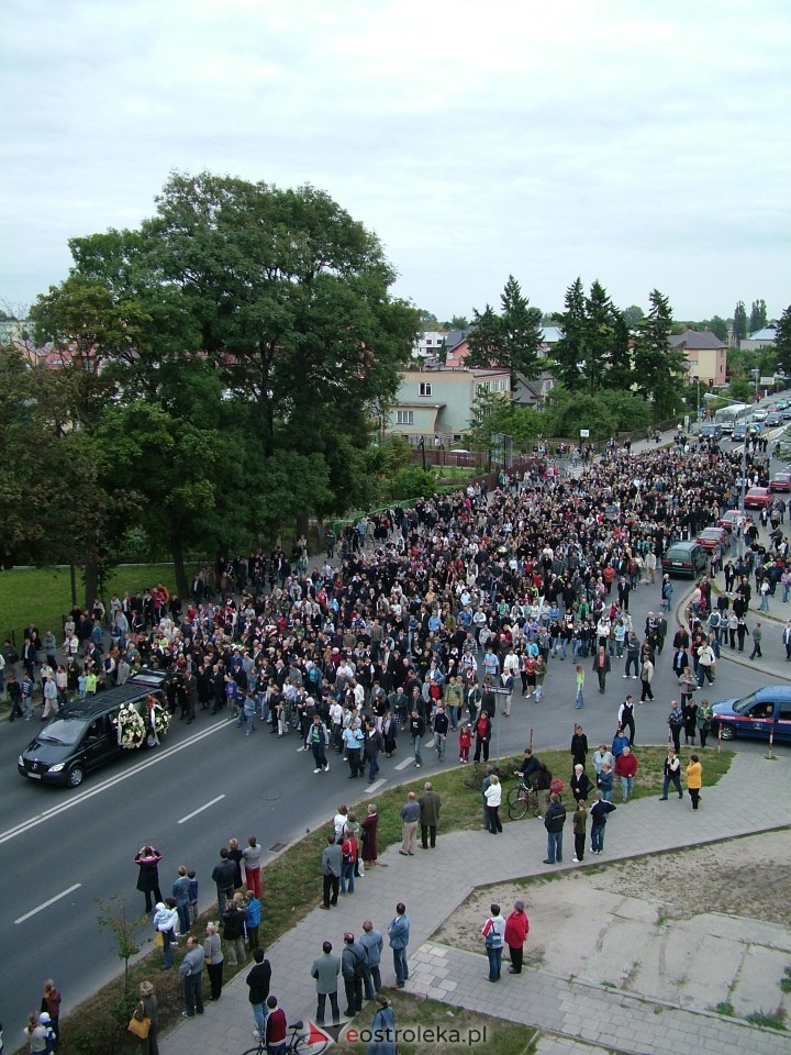 Pogrzeb Arkadiusza Gołasia - 22 września 2005  - zdjęcie #17 - eOstroleka.pl