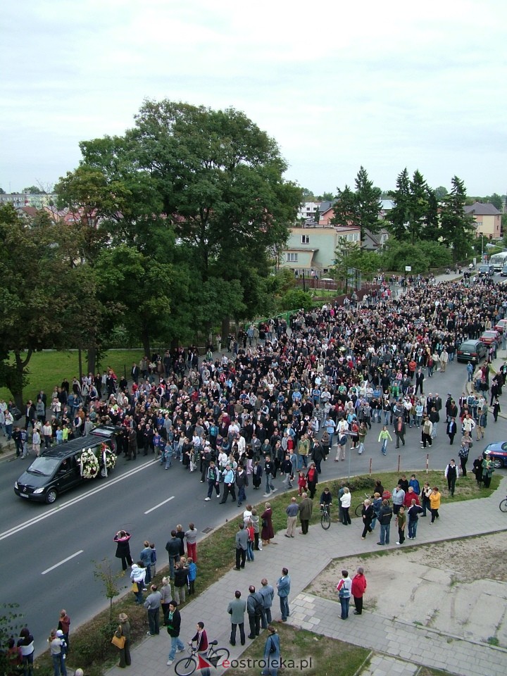 Pogrzeb Arkadiusza Gołasia - 22 września 2005  - zdjęcie #16 - eOstroleka.pl