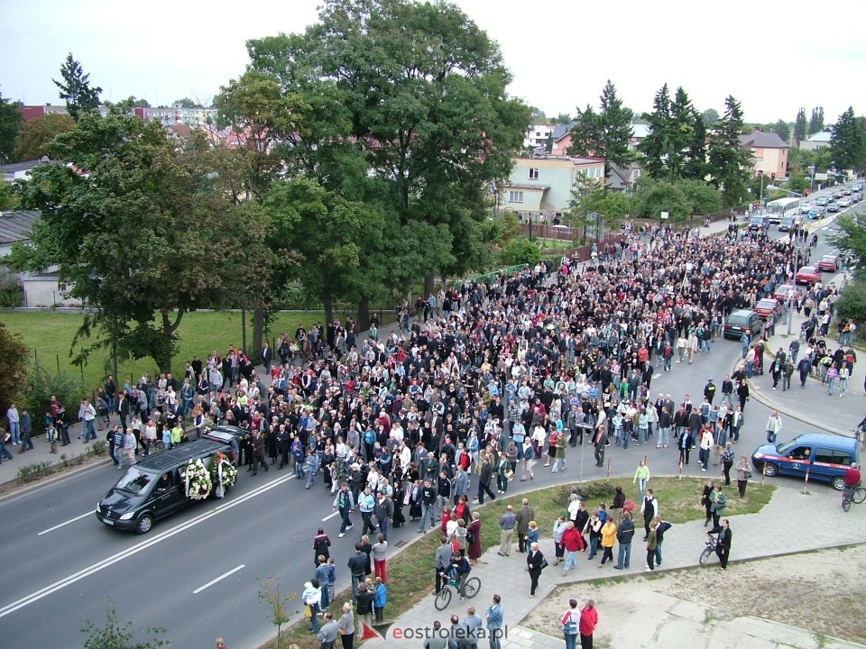 Pogrzeb Arkadiusza Gołasia - 22 września 2005  - zdjęcie #15 - eOstroleka.pl