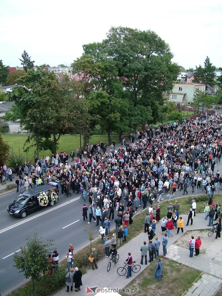 Pogrzeb Arkadiusza Gołasia - 22 września 2005  - zdjęcie #14 - eOstroleka.pl