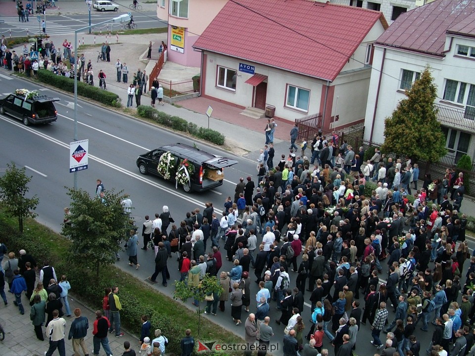 Pogrzeb Arkadiusza Gołasia - 22 września 2005  - zdjęcie #13 - eOstroleka.pl
