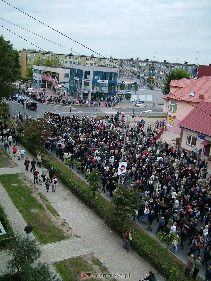 Pogrzeb Arkadiusza Gołasia - 22 września 2005  - zdjęcie #12 - eOstroleka.pl
