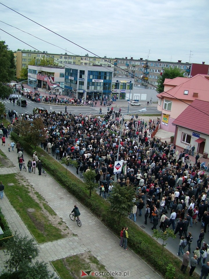 Pogrzeb Arkadiusza Gołasia - 22 września 2005  - zdjęcie #11 - eOstroleka.pl