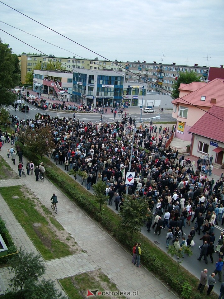 Pogrzeb Arkadiusza Gołasia - 22 września 2005  - zdjęcie #10 - eOstroleka.pl
