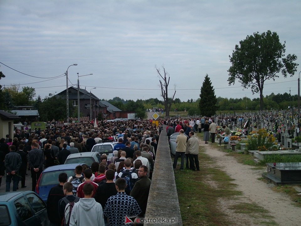 Pogrzeb Arkadiusza Gołasia - 22 września 2005  - zdjęcie #5 - eOstroleka.pl