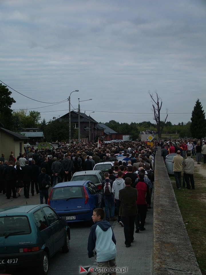 Pogrzeb Arkadiusza Gołasia - 22 września 2005  - zdjęcie #4 - eOstroleka.pl