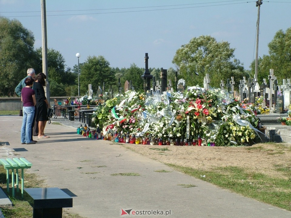 Pogrzeb Arkadiusza Gołasia - 22 września 2005  - zdjęcie #3 - eOstroleka.pl