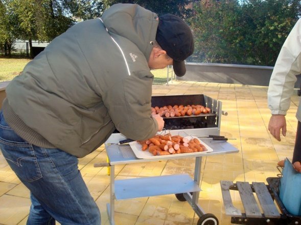 Zabawy z Panią Jesienią” i wspólne grillowanie w Przedszkolu Miejskim Nr 8 w Ostrołęce (17.X.2011) - zdjęcie #35 - eOstroleka.pl