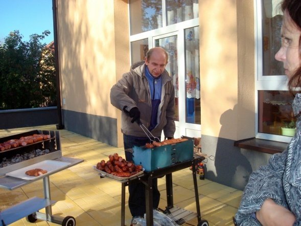 Zabawy z Panią Jesienią” i wspólne grillowanie w Przedszkolu Miejskim Nr 8 w Ostrołęce (17.X.2011) - zdjęcie #34 - eOstroleka.pl