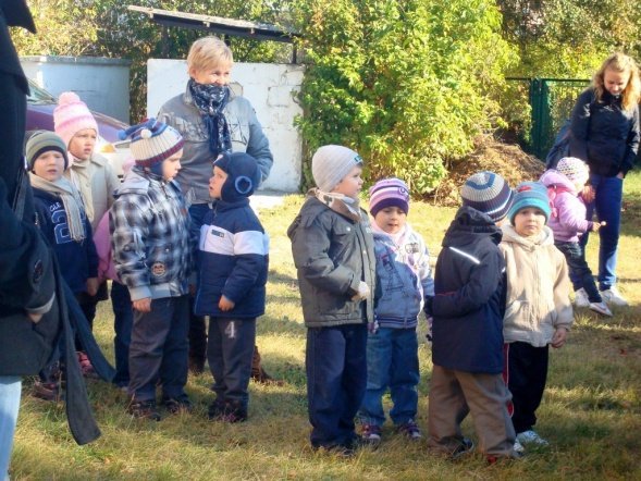 Zabawy z Panią Jesienią” i wspólne grillowanie w Przedszkolu Miejskim Nr 8 w Ostrołęce (17.X.2011) - zdjęcie #33 - eOstroleka.pl