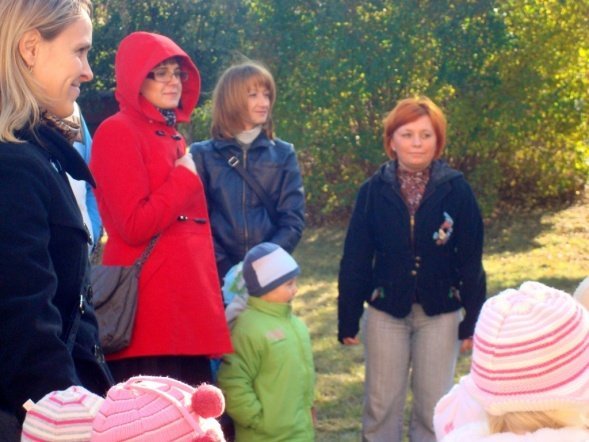 Zabawy z Panią Jesienią” i wspólne grillowanie w Przedszkolu Miejskim Nr 8 w Ostrołęce (17.X.2011) - zdjęcie #32 - eOstroleka.pl