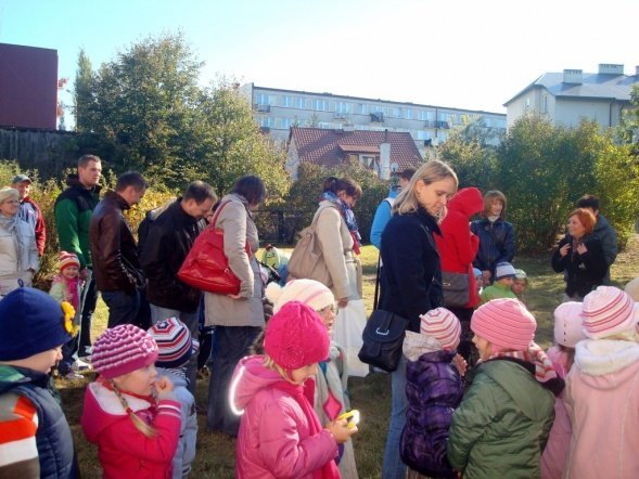 Zabawy z Panią Jesienią” i wspólne grillowanie w Przedszkolu Miejskim Nr 8 w Ostrołęce (17.X.2011) - zdjęcie #5 - eOstroleka.pl