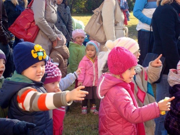 Zabawy z Panią Jesienią” i wspólne grillowanie w Przedszkolu Miejskim Nr 8 w Ostrołęce (17.X.2011) - zdjęcie #30 - eOstroleka.pl