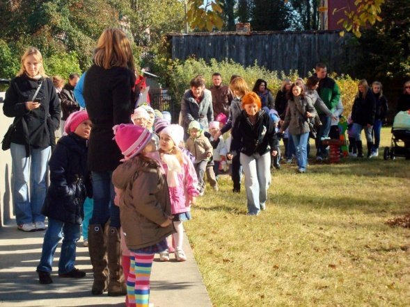 Zabawy z Panią Jesienią” i wspólne grillowanie w Przedszkolu Miejskim Nr 8 w Ostrołęce (17.X.2011) - zdjęcie #29 - eOstroleka.pl