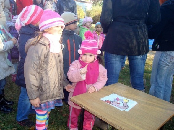 Zabawy z Panią Jesienią” i wspólne grillowanie w Przedszkolu Miejskim Nr 8 w Ostrołęce (17.X.2011) - zdjęcie #28 - eOstroleka.pl