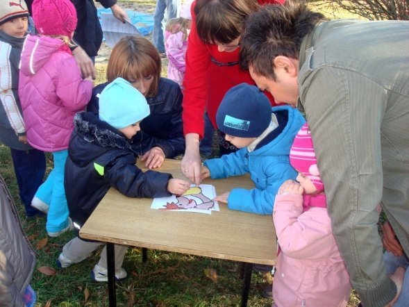 Zabawy z Panią Jesienią” i wspólne grillowanie w Przedszkolu Miejskim Nr 8 w Ostrołęce (17.X.2011) - zdjęcie #27 - eOstroleka.pl