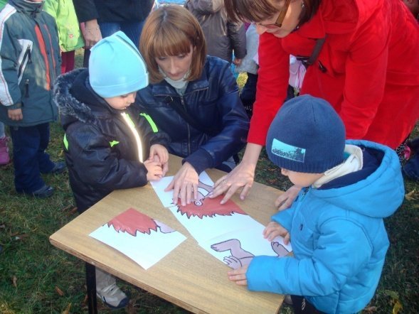 Zabawy z Panią Jesienią” i wspólne grillowanie w Przedszkolu Miejskim Nr 8 w Ostrołęce (17.X.2011) - zdjęcie #26 - eOstroleka.pl