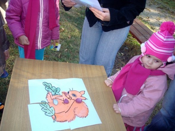 Zabawy z Panią Jesienią” i wspólne grillowanie w Przedszkolu Miejskim Nr 8 w Ostrołęce (17.X.2011) - zdjęcie #25 - eOstroleka.pl