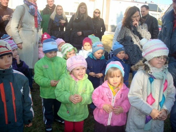 Zabawy z Panią Jesienią” i wspólne grillowanie w Przedszkolu Miejskim Nr 8 w Ostrołęce (17.X.2011) - zdjęcie #24 - eOstroleka.pl