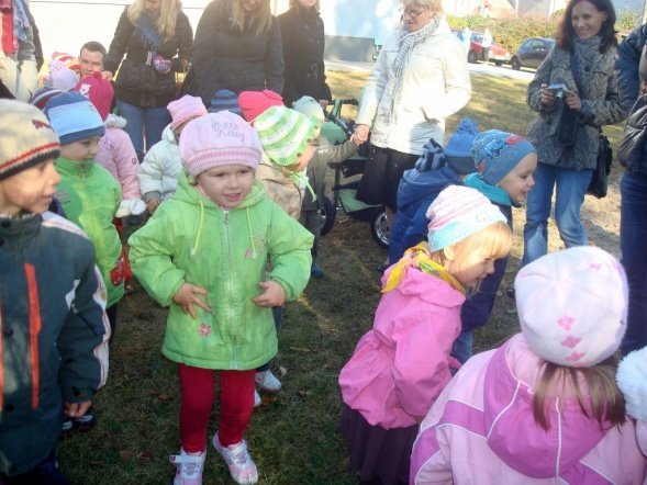 Zabawy z Panią Jesienią” i wspólne grillowanie w Przedszkolu Miejskim Nr 8 w Ostrołęce (17.X.2011) - zdjęcie #23 - eOstroleka.pl