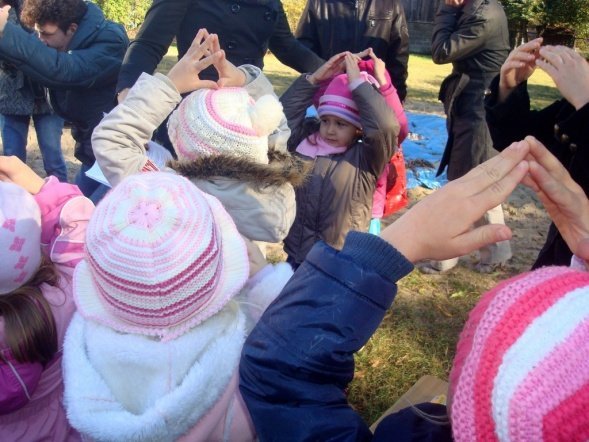 Zabawy z Panią Jesienią” i wspólne grillowanie w Przedszkolu Miejskim Nr 8 w Ostrołęce (17.X.2011) - zdjęcie #21 - eOstroleka.pl