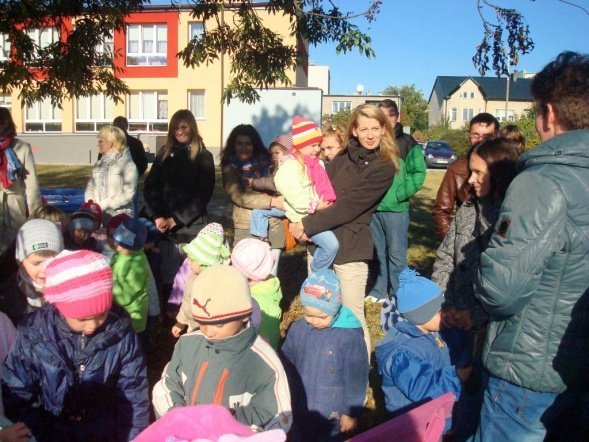 Zabawy z Panią Jesienią” i wspólne grillowanie w Przedszkolu Miejskim Nr 8 w Ostrołęce (17.X.2011) - zdjęcie #14 - eOstroleka.pl