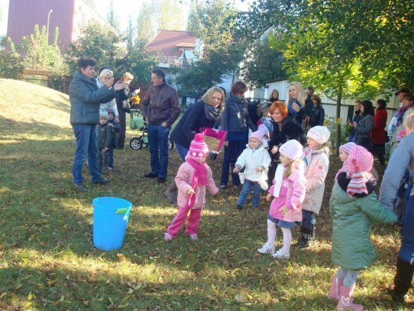 Zabawy z Panią Jesienią” i wspólne grillowanie w Przedszkolu Miejskim Nr 8 w Ostrołęce (17.X.2011) - zdjęcie #13 - eOstroleka.pl