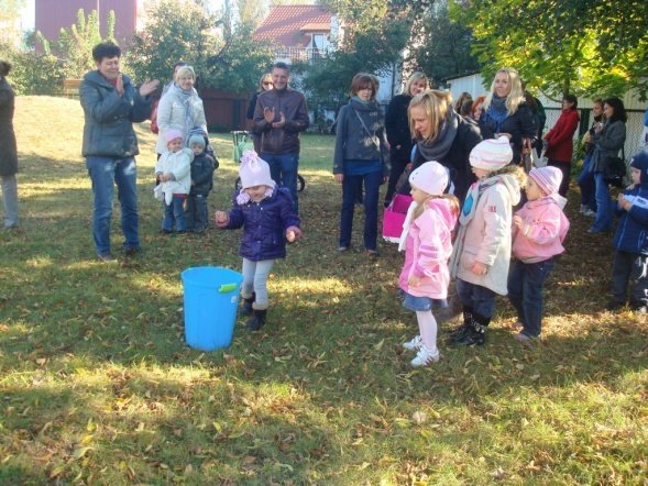 Zabawy z Panią Jesienią” i wspólne grillowanie w Przedszkolu Miejskim Nr 8 w Ostrołęce (17.X.2011) - zdjęcie #12 - eOstroleka.pl