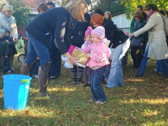 Zabawy z Panią Jesienią” i wspólne grillowanie w Przedszkolu Miejskim Nr 8 w Ostrołęce (17.X.2011) - zdjęcie #11 - eOstroleka.pl