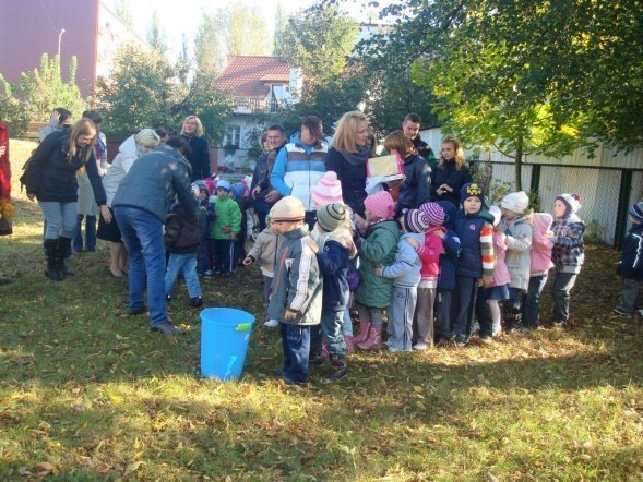 Zabawy z Panią Jesienią” i wspólne grillowanie w Przedszkolu Miejskim Nr 8 w Ostrołęce (17.X.2011) - zdjęcie #10 - eOstroleka.pl