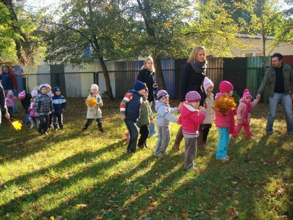 Zabawy z Panią Jesienią” i wspólne grillowanie w Przedszkolu Miejskim Nr 8 w Ostrołęce (17.X.2011) - zdjęcie #9 - eOstroleka.pl