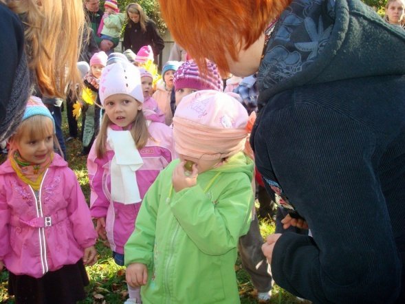 Zabawy z Panią Jesienią” i wspólne grillowanie w Przedszkolu Miejskim Nr 8 w Ostrołęce (17.X.2011) - zdjęcie #8 - eOstroleka.pl