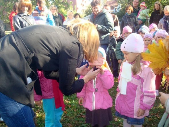 Zabawy z Panią Jesienią” i wspólne grillowanie w Przedszkolu Miejskim Nr 8 w Ostrołęce (17.X.2011) - zdjęcie #7 - eOstroleka.pl