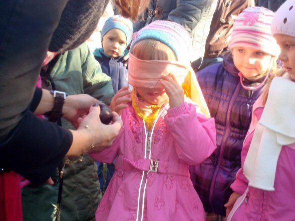 Zabawy z Panią Jesienią” i wspólne grillowanie w Przedszkolu Miejskim Nr 8 w Ostrołęce (17.X.2011) - zdjęcie #6 - eOstroleka.pl