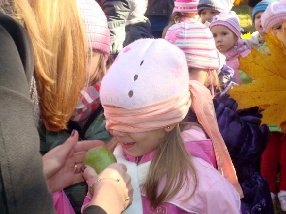 Zabawy z Panią Jesienią” i wspólne grillowanie w Przedszkolu Miejskim Nr 8 w Ostrołęce (17.X.2011) - zdjęcie #5 - eOstroleka.pl