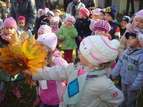 Zabawy z Panią Jesienią” i wspólne grillowanie w Przedszkolu Miejskim Nr 8 w Ostrołęce (17.X.2011) - zdjęcie #4 - eOstroleka.pl