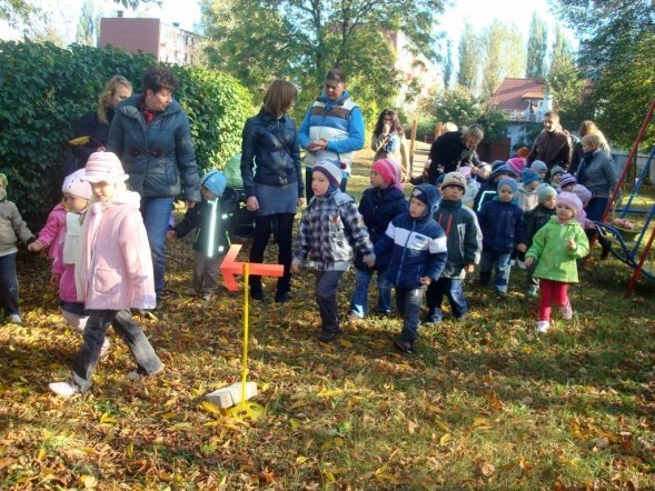 Zabawy z Panią Jesienią” i wspólne grillowanie w Przedszkolu Miejskim Nr 8 w Ostrołęce (17.X.2011) - zdjęcie #33 - eOstroleka.pl