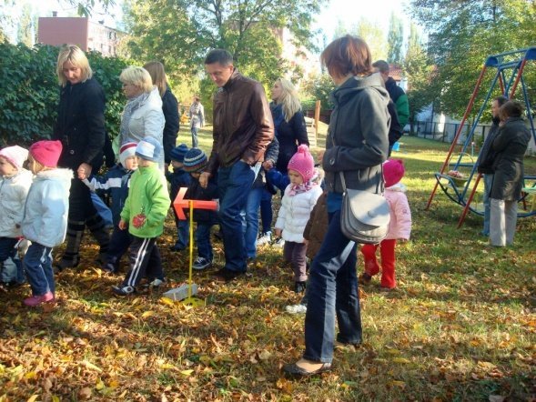 Zabawy z Panią Jesienią” i wspólne grillowanie w Przedszkolu Miejskim Nr 8 w Ostrołęce (17.X.2011) - zdjęcie #2 - eOstroleka.pl