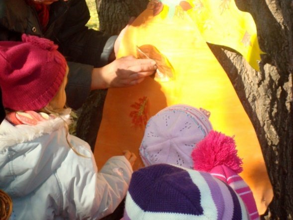 Zabawy z Panią Jesienią” i wspólne grillowanie w Przedszkolu Miejskim Nr 8 w Ostrołęce (17.X.2011) - zdjęcie #1 - eOstroleka.pl