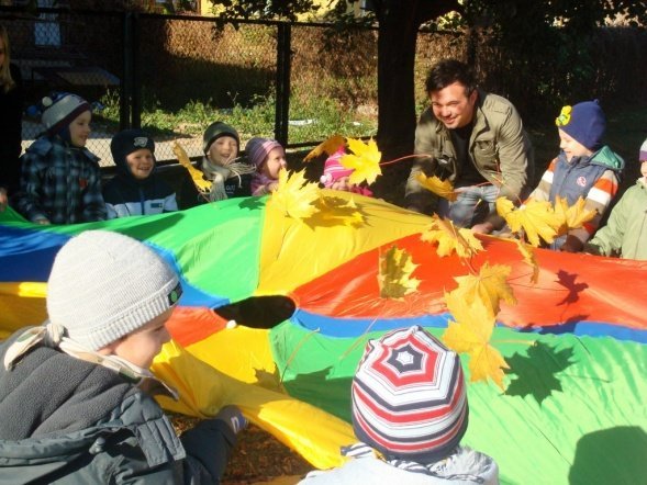 Zabawy z Panią Jesienią” i wspólne grillowanie w Przedszkolu Miejskim Nr 8 w Ostrołęce (17.X.2011) - zdjęcie #20 - eOstroleka.pl