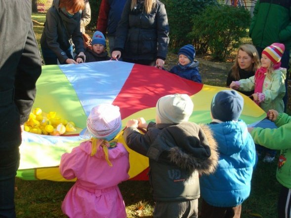 Zabawy z Panią Jesienią” i wspólne grillowanie w Przedszkolu Miejskim Nr 8 w Ostrołęce (17.X.2011) - zdjęcie #19 - eOstroleka.pl