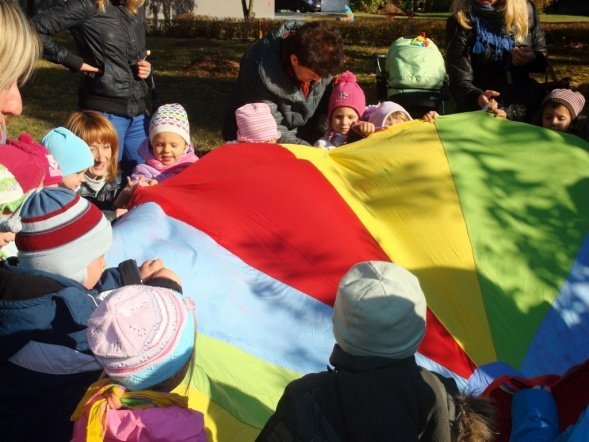 Zabawy z Panią Jesienią” i wspólne grillowanie w Przedszkolu Miejskim Nr 8 w Ostrołęce (17.X.2011) - zdjęcie #18 - eOstroleka.pl