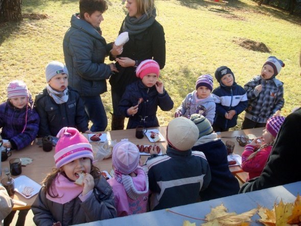 Zabawy z Panią Jesienią” i wspólne grillowanie w Przedszkolu Miejskim Nr 8 w Ostrołęce (17.X.2011) - zdjęcie #17 - eOstroleka.pl