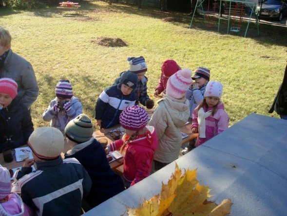 Zabawy z Panią Jesienią” i wspólne grillowanie w Przedszkolu Miejskim Nr 8 w Ostrołęce (17.X.2011) - zdjęcie #15 - eOstroleka.pl