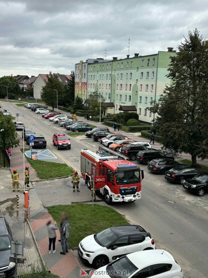Pożar w bloku przy Roweckiego Grota w Ostrołęce [17.09.2025] - zdjęcie #9 - eOstroleka.pl