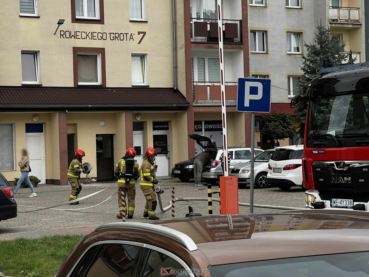 Pożar w bloku przy Roweckiego Grota w Ostrołęce [17.09.2025] - zdjęcie #7 - eOstroleka.pl