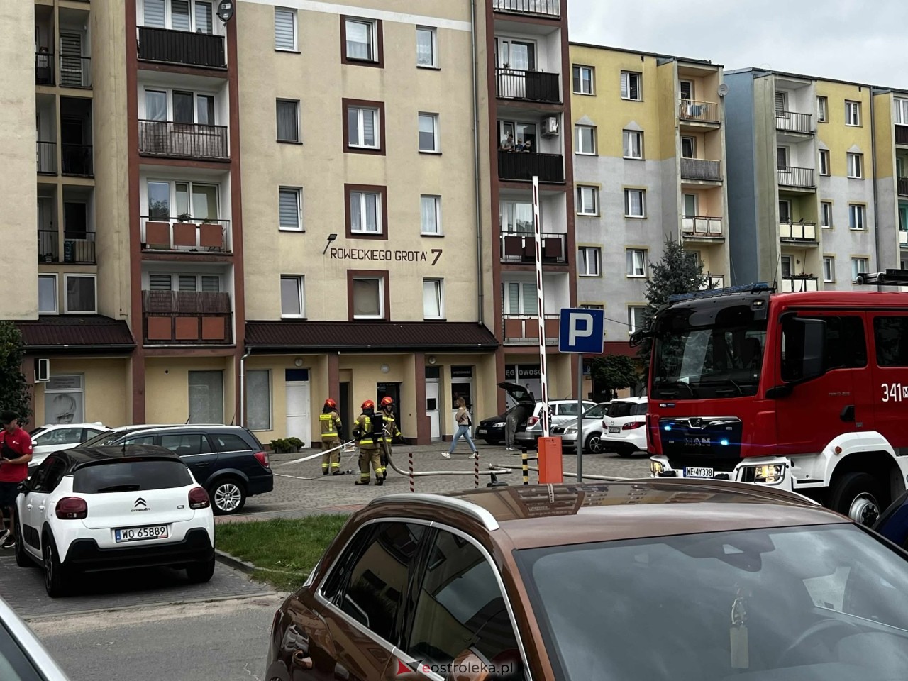 Pożar w bloku przy Roweckiego Grota w Ostrołęce [17.09.2025] - zdjęcie #6 - eOstroleka.pl