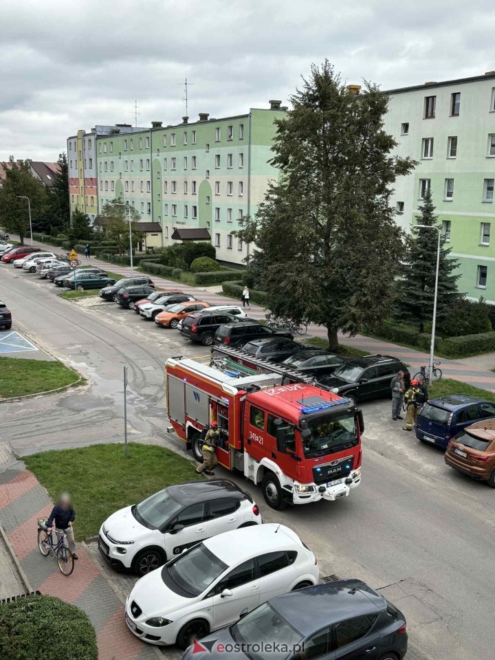 Pożar w bloku przy Roweckiego Grota w Ostrołęce [17.09.2025] - zdjęcie #2 - eOstroleka.pl