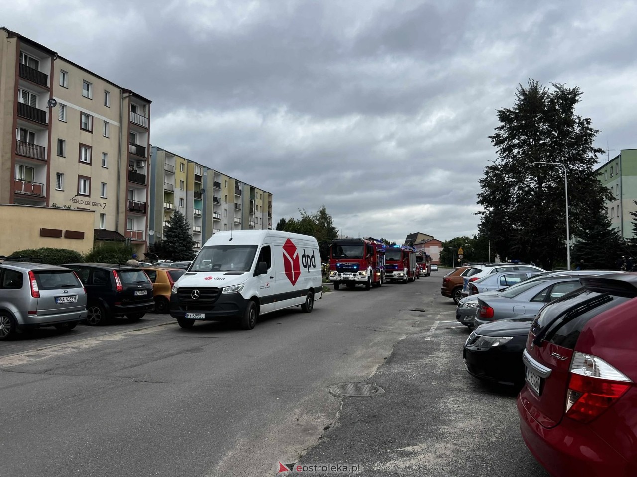 Pożar w bloku przy Roweckiego Grota w Ostrołęce [17.09.2025] - zdjęcie #1 - eOstroleka.pl