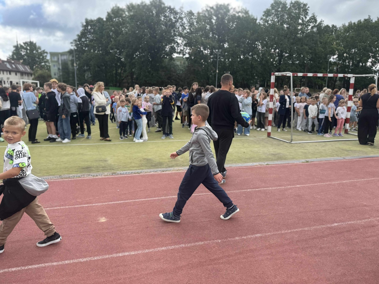 Próbna ewakuacja w SP 10 w Ostrołęce [17.09.2025] - zdjęcie #1 - eOstroleka.pl